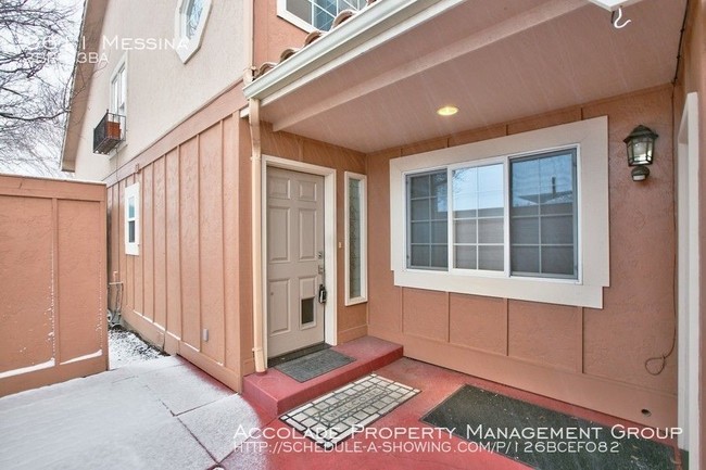 Building Photo - Pristine Townhome in Gated Community
