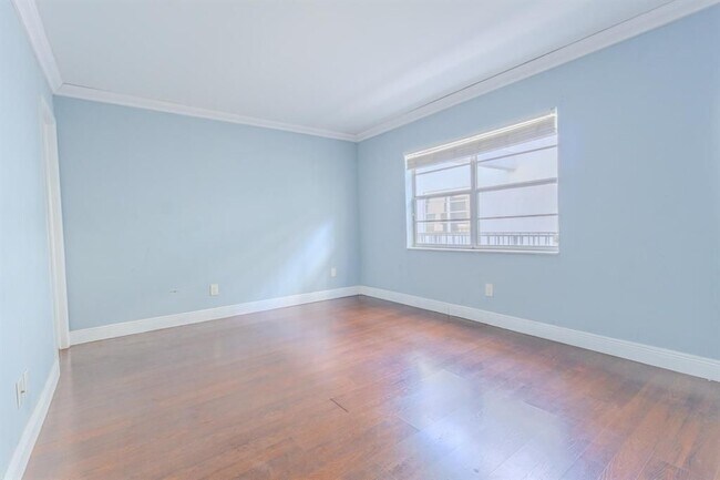 Building Photo - 3000 Sunrise Lakes Dr E