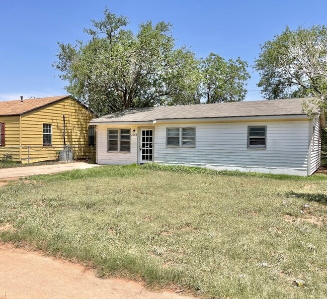 Building Photo - 3 bed 1 bath now available