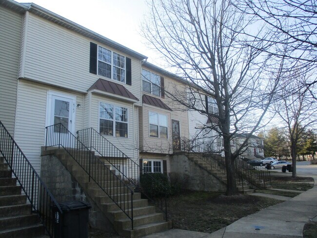 Building Photo - Newly Updated 3 BR/1.5 BA Townhome in Dist...