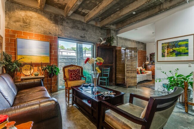 Foto del edificio - FANTASTIC 2-BEDROOM KING WILLIAM CONDOMINIUM