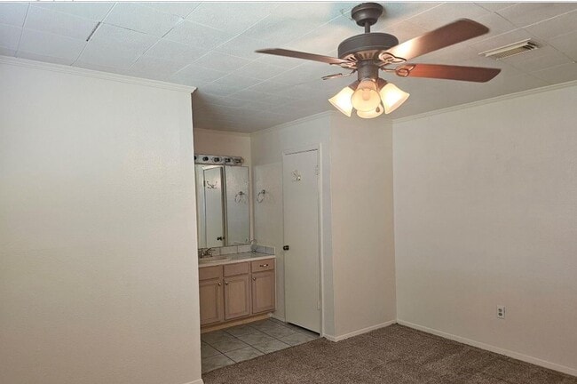 Building Photo - 10930 Fallbrook Dr