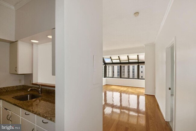 Building Photo - Georgetown. Upper *** Large, Stylish, Top ...