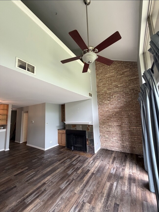 Building Photo - 5915 Meadow Dr
