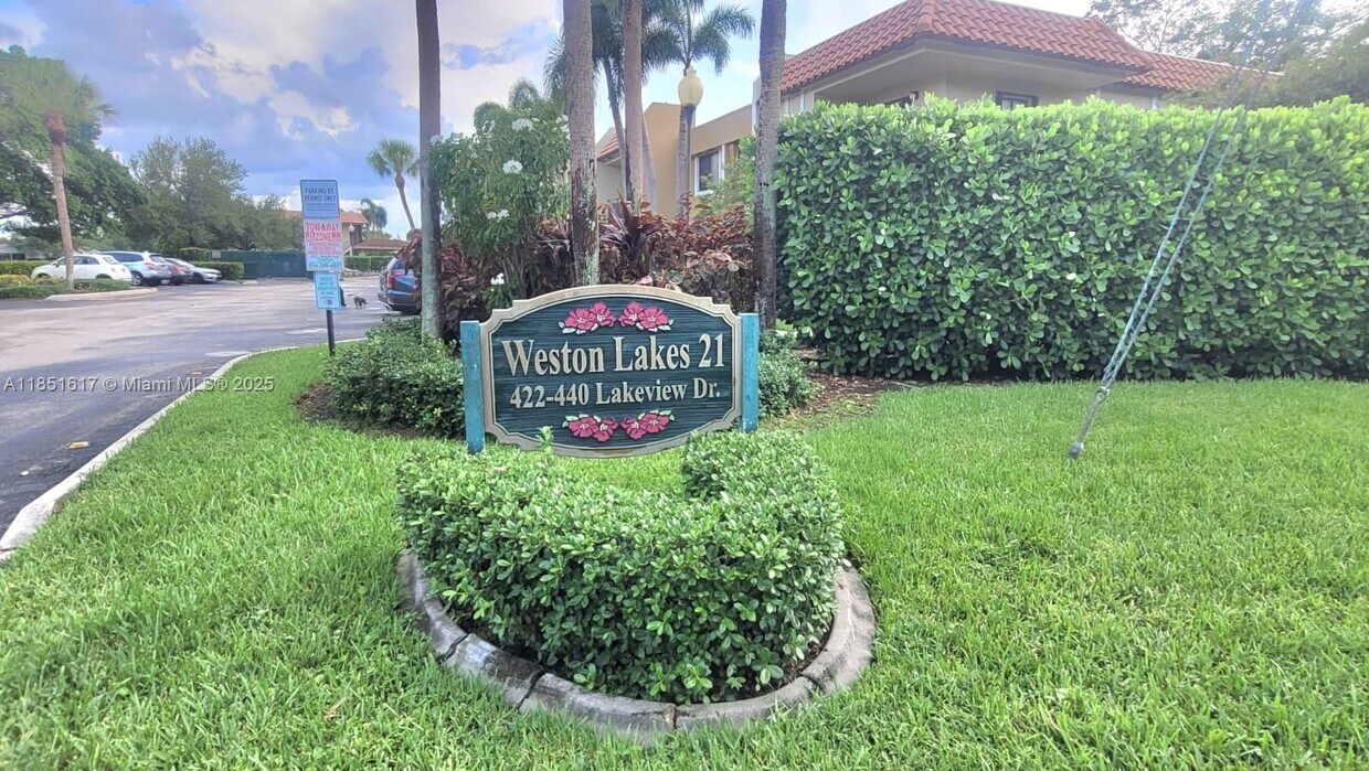 Foto principal - 428 Lakeview Dr