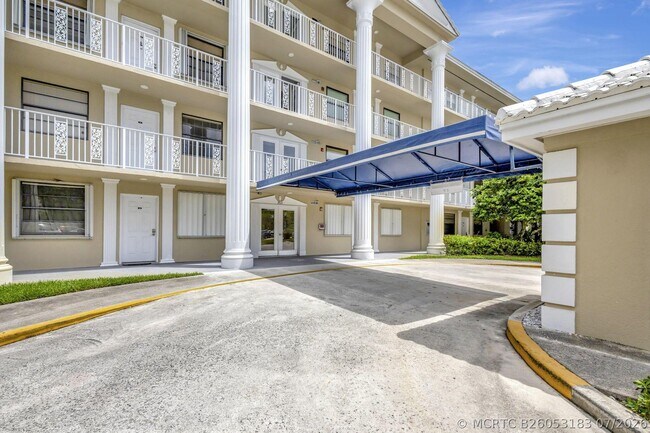 Foto del edificio - 3521 Village Blvd