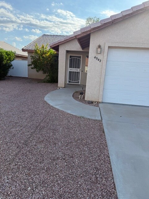 Building Photo - 4942 S Rinaldi Dr