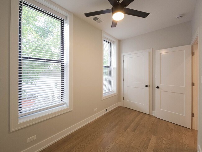 Foto del edificio - 2057 W Dickens Ave