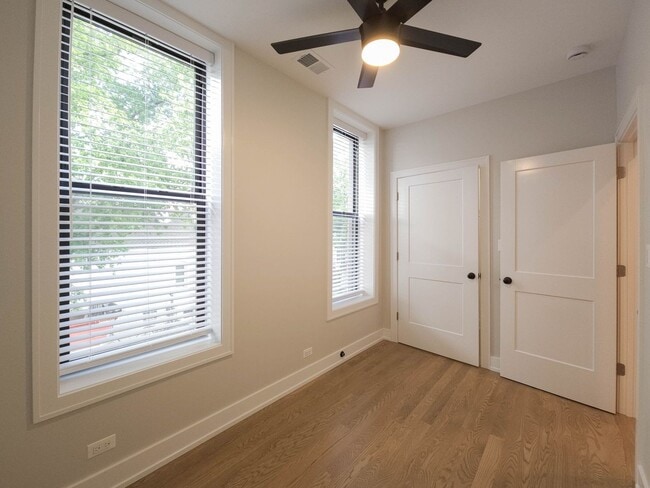 Building Photo - 2057 W Dickens Ave
