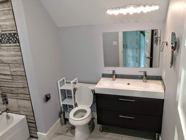 en suite bathroom - 400 Lakeview Blvd