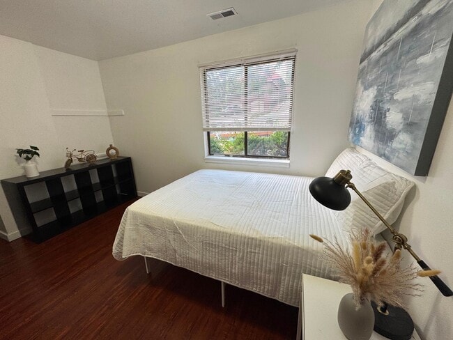 Photo - Spacious Private Furnished Room Downtown Salt Lake Amazing location Apartment