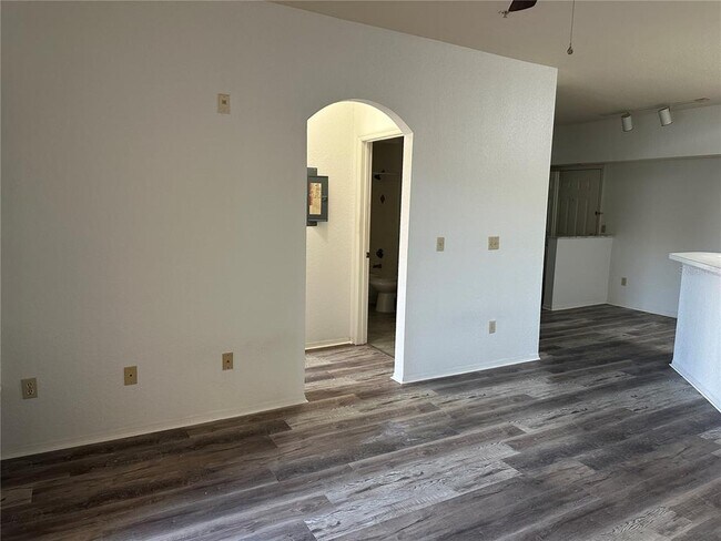 Building Photo - 823 Camargo Way