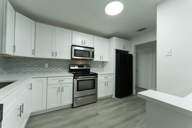 Building Photo - 1181 SW Sarto Ln