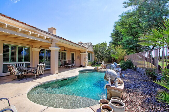 Foto del edificio - 78241 Rainbow Dr