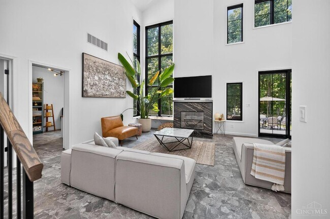 Foto del edificio - 6582 Rosewood Ln