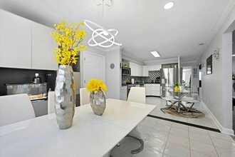 Building Photo - 10 Fourwood Ct