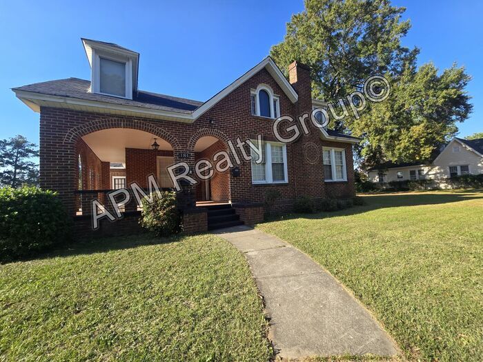 Foto principal - Beautiful all brick three bedroom home in ...