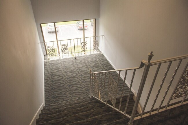 Building Photo - 4 Hallmark Gdns
