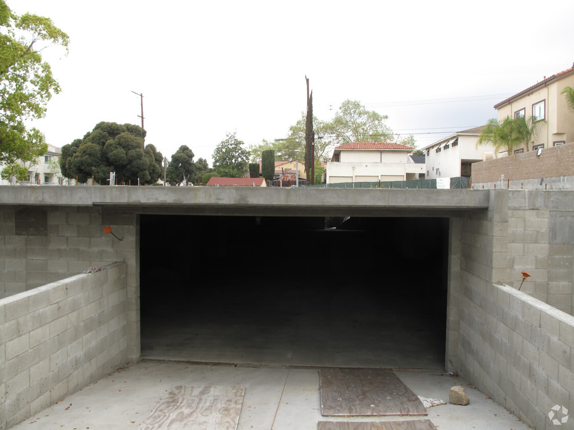 Building Photo - 707 E Angeleno Ave