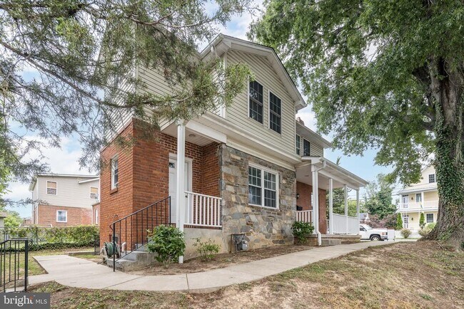 Building Photo - 1600 13th St S