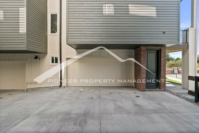 Foto del edificio - Fantastic Townhome with Rooftop Balcony an...