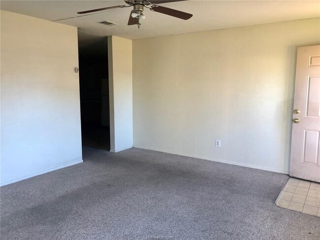 Building Photo - 2703 Sprucewood St