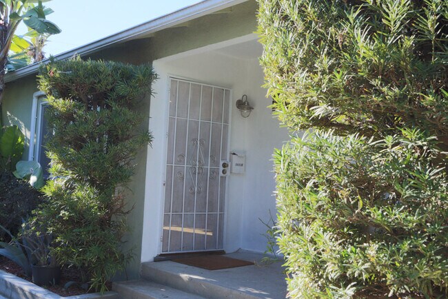 Puerta delantera de la propiedad - 3653 Vinton Ave