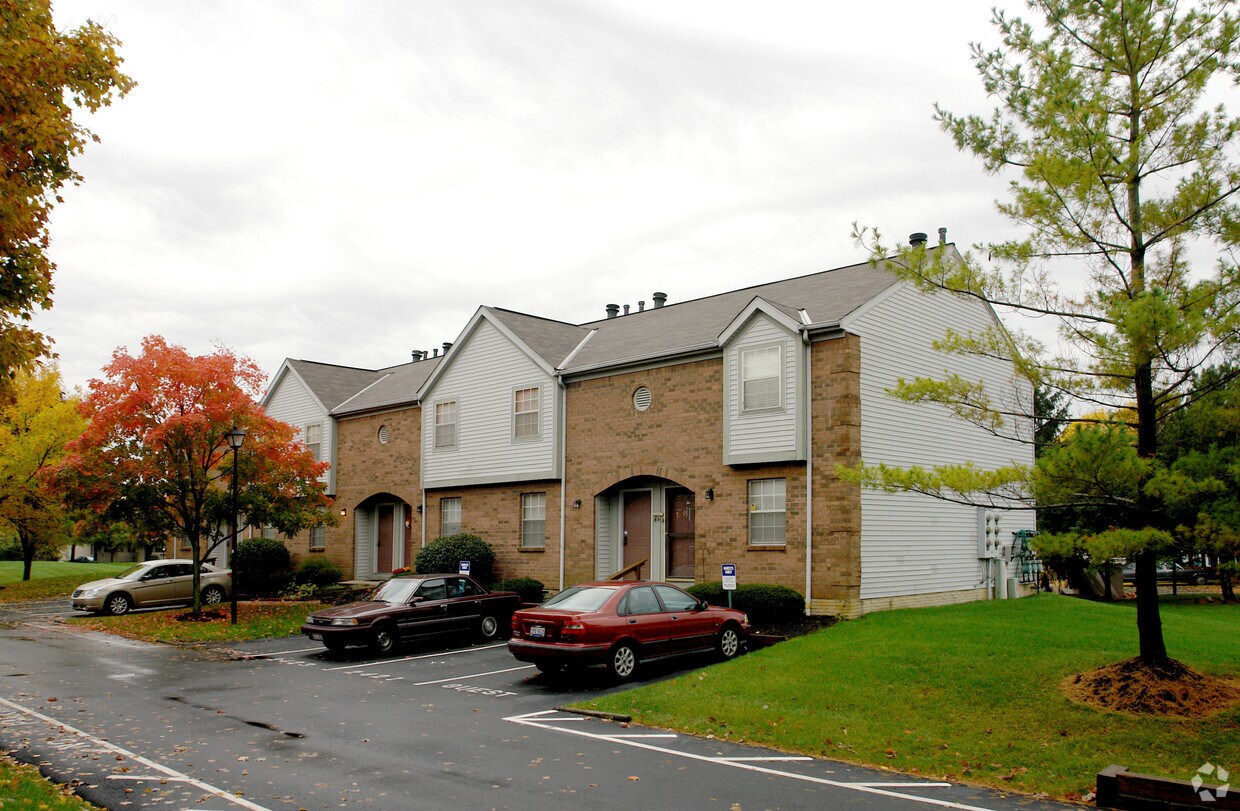 Charleston Place Apartments in Columbus, OH