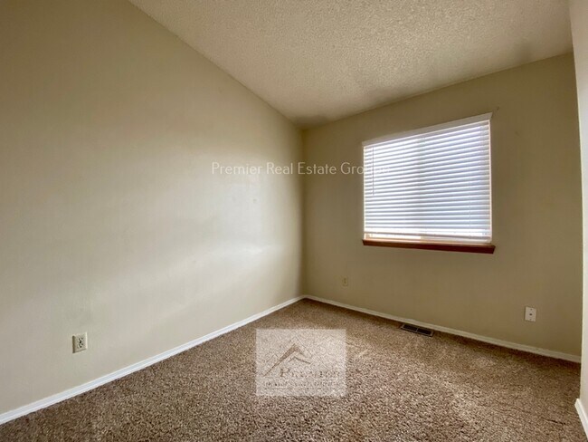Building Photo - 519 Comanche Village Dr