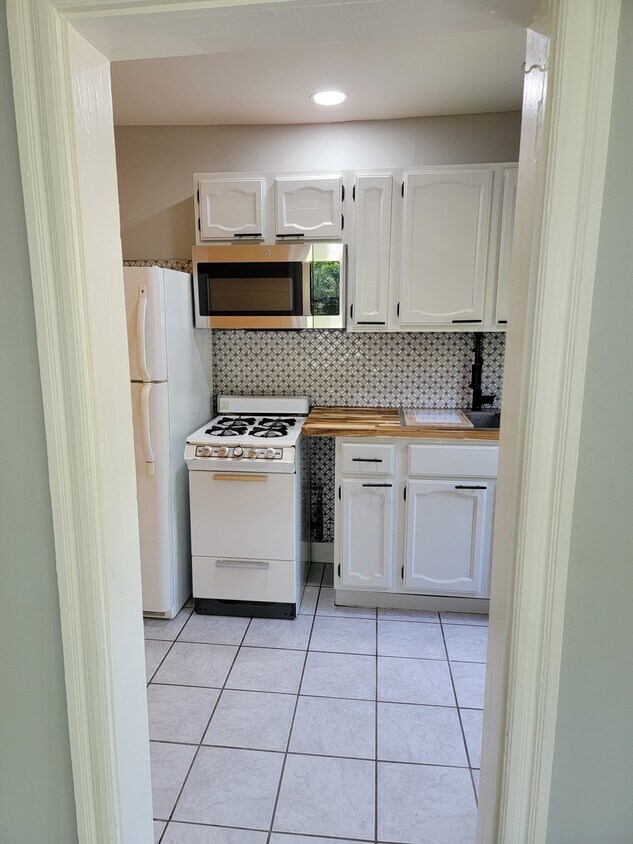 Primary Photo - 2418 State St