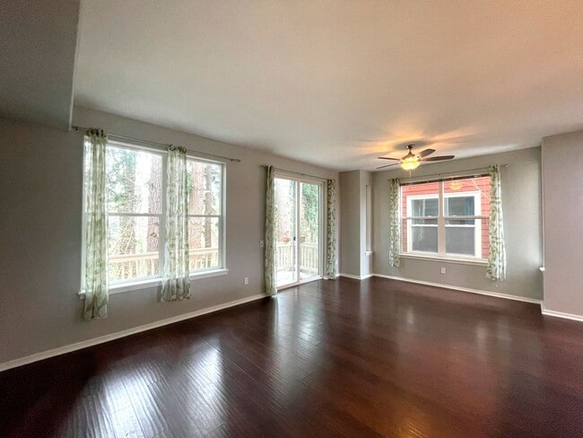 Building Photo - Stunning Hillsboro Townhome with Attached ...