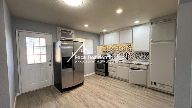Building Photo - Carmichael 2bd/1ba Duplex near Manzanita &...