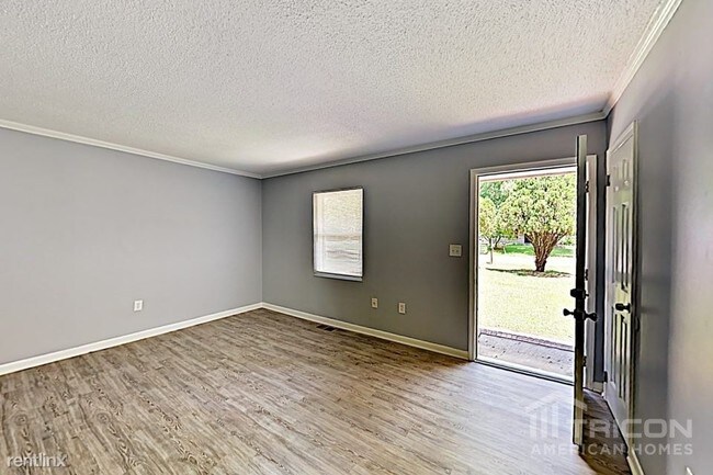 Foto del edificio - 2704 Riverside Ln