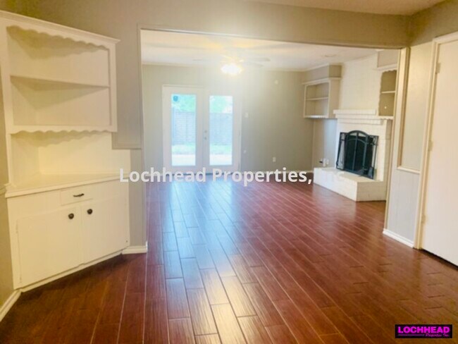 Building Photo - ****3 BEDROOM DUPLEX IN DALLAS*****