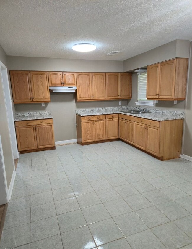 Foto del edificio - 4 Success is now offering this spacious 3 ...
