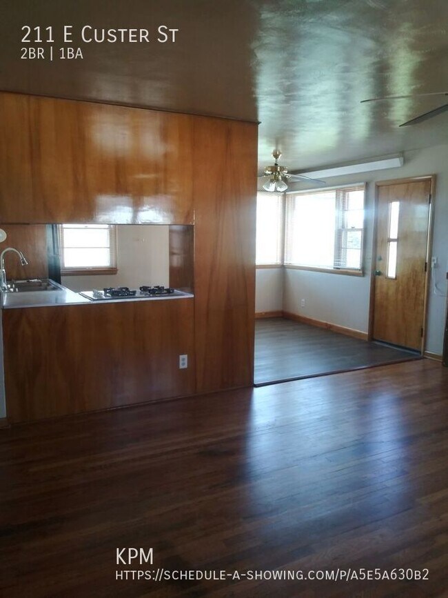Foto del edificio - 211 E Custer St
