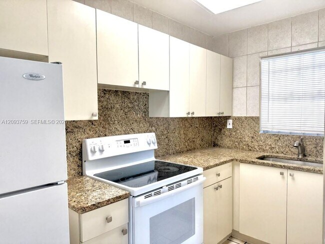 Foto del edificio - 305 W 68th St