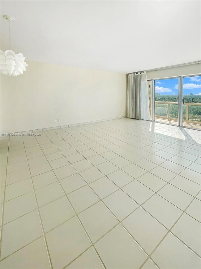 Foto del edificio - 2451 Brickell Ave
