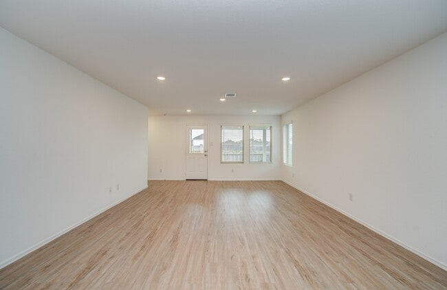 Foto del edificio - 9211 Redwood Br Dr