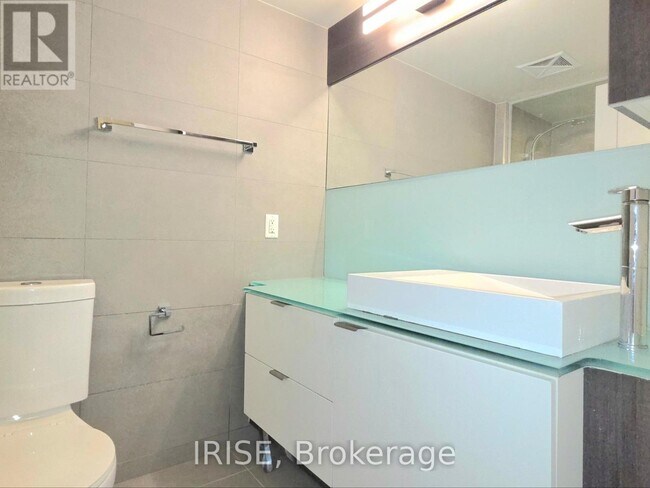 Photo du bâtiment - 300 Front St W