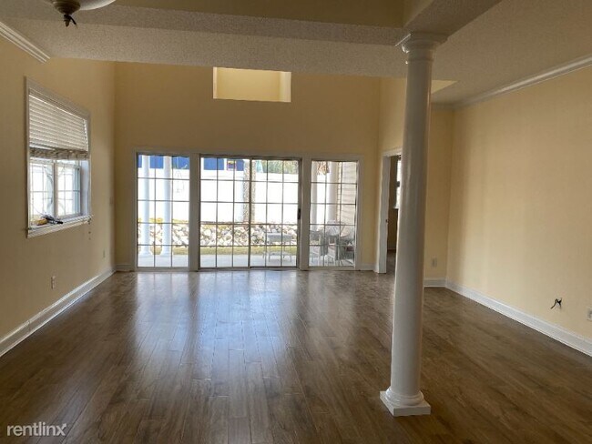 Building Photo - 3 br, 2 bath Townhome - 4390 Willoughby Lane