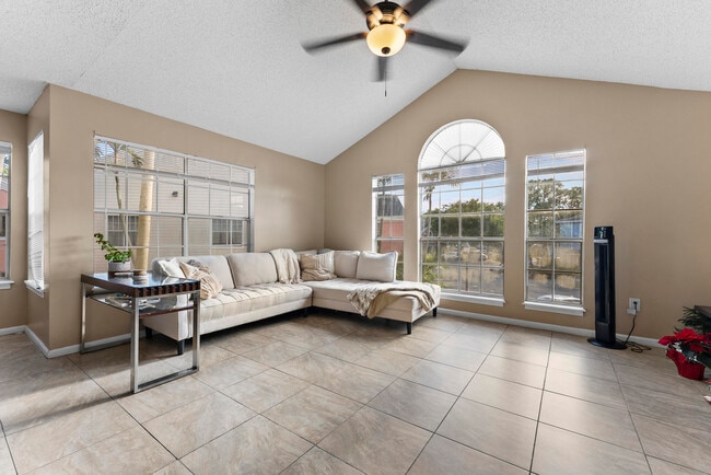 Foto del edificio - 1365 Crystal Way