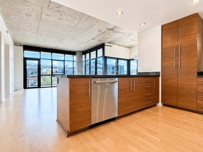 Building Photo - 1830 NW Riverscape St
