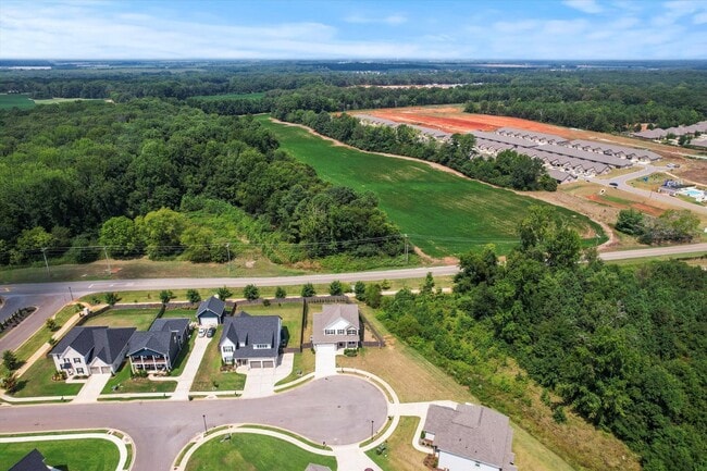 Foto del edificio - Charming and Spacious 4-Bedroom Home with Bonus Room and Private Backyard