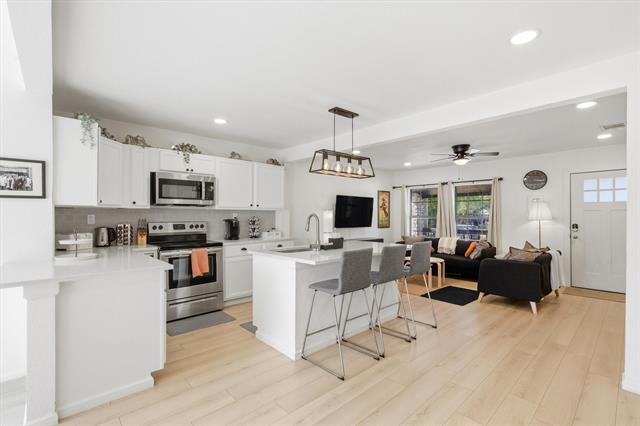 Foto del edificio - 4921 Donnelly Ave