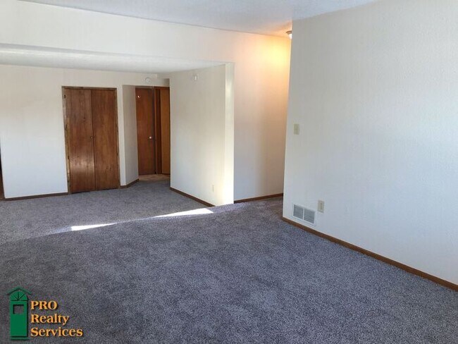 Building Photo - 2173 Waukon Ave