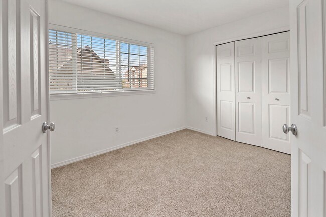 Building Photo - 3 bed/2.5 bath Townhome + 2 Car Garage + Washer/Dryer + Fenced Front Patio