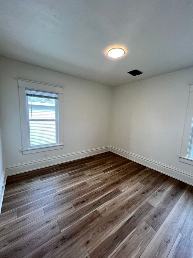 Building Photo - 835 Waugoo Ave