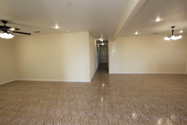 Foto del edificio - 4605 S Zapata Hwy