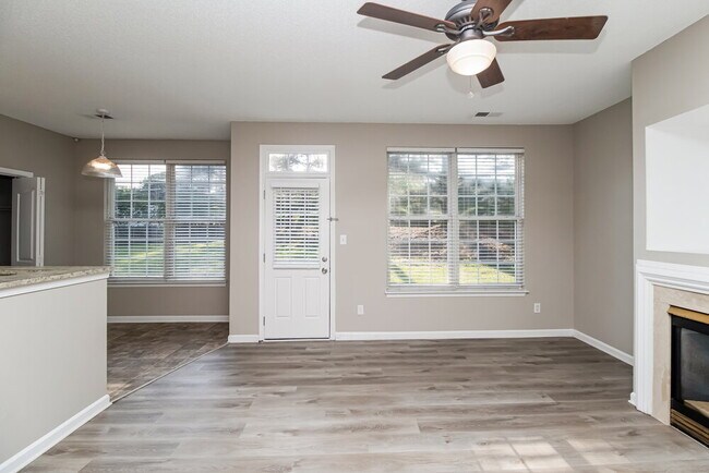 Foto del edificio - 10535 Green Hedge Ave